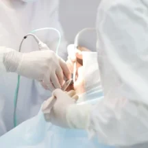 Preprotetik cerrahi işlemi sırasında diş hekimi alveoplasti yapıyor.