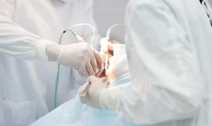 Preprotetik cerrahi işlemi sırasında diş hekimi alveoplasti yapıyor.